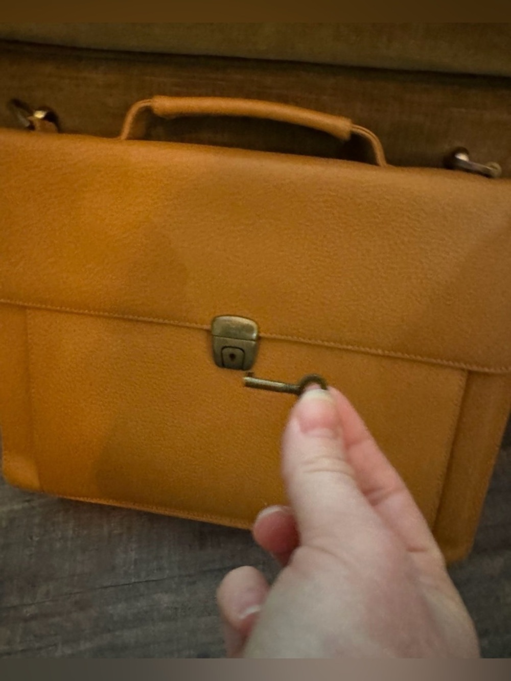 Wilson’s Leather Tan Briefcase Messenger Bag Laptop Crossbody Work Bag EUC - Picture 2 of 6